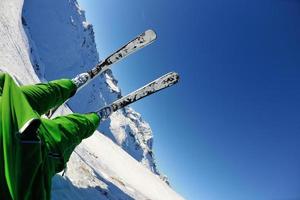 Skifahren auf Neuschnee in der Wintersaison am schönen sonnigen Tag foto