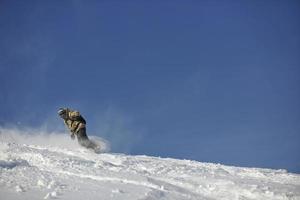 Freestyle-Snowboarder springen und fahren foto