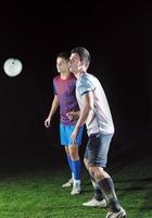 Fußballspieler im Wettbewerb um den Ball foto