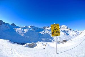 Schild im Hochgebirge unter Schnee im Winter foto