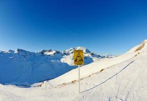 hohe berge unter schnee im winter foto