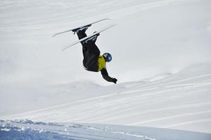 Skifahrer am Berg foto