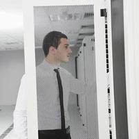 junger IT-Ingenieur im Serverraum des Rechenzentrums foto