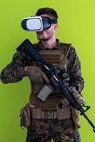 grüner hintergrund der virtuellen realität des soldaten foto