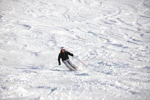 Skifahren jetzt in der Wintersaison foto