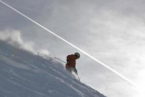 Skifahren in der Wintersaison foto