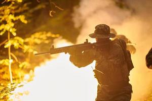 Militärsoldaten im Feld foto