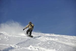 Freestyle-Snowboarder springen und fahren foto