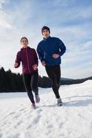 paar joggen draußen auf schnee foto