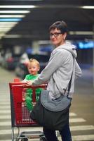 Mutter mit Baby beim Einkaufen foto