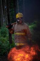 Feuerwehrmann im Hochformat foto