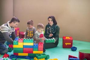 junge eltern und kinder haben spaß im kinderspielzimmer foto