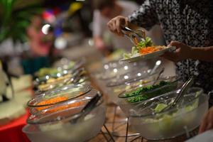 Blick auf das Essen vom Buffet foto