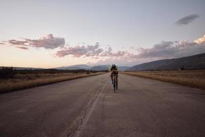 triathlonsportler, der fahrrad fährt foto