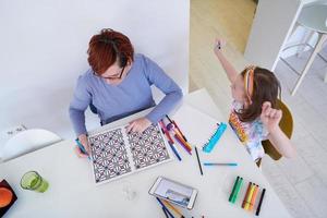 mutter und kleine tochter spielen zusammen und zeichnen kreative kunstwerke foto