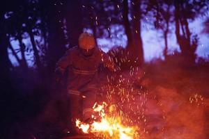 Feuerwehrmann im Einsatz foto