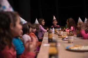 der junge feiert freudig seinen geburtstag foto