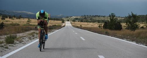 triathlon-sportler, der fahrrad fährt foto