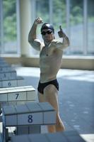 junger Schwimmer startbereit foto