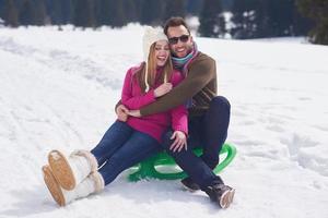 glückliches junges paar, das spaß auf frischer show im winterurlaub hat foto