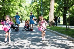 Zwillingsmutter mit Kindern im Stadtpark foto