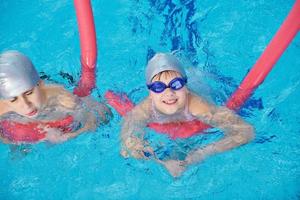 glückliche kindergruppe am schwimmbad foto