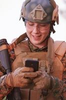 Soldat mit Smartphone foto