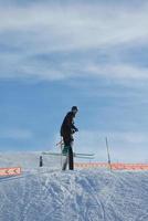 Skifahrer am Berg foto