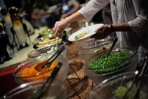 Blick auf das Essen vom Buffet foto