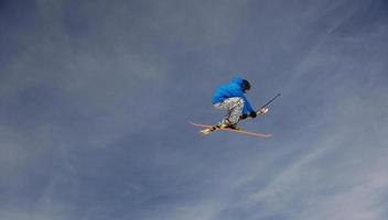 Skifahrer am Berg foto