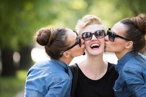 Porträt von drei jungen schönen Frauen mit Sonnenbrille foto