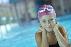 glückliches Kind im Schwimmbad foto