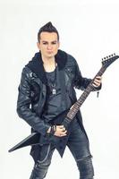 metalhead-gitarrist, der e-gitarre spielt. foto