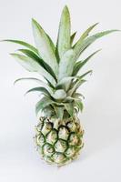 Gebrauchsfertige Ananas mit weißem Hintergrund foto