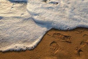 Meereswellen am Strand, schöner weicher Schaum foto