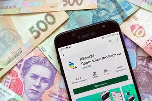 ternopil, ukraine - 21. april 2022 a-bank banking app auf dem smartphone-bildschirm. a-bank ist eine wichtige Geschäftsbank in der Ukraine foto
