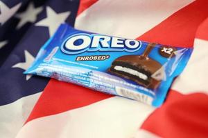 ternopil, ukraine - 24. april 2022 oreo-überzogene schokoladensnackkekse in verpackung mit logo. Oreo ist die meistverkaufte Keksmarke in den Vereinigten Staaten. foto