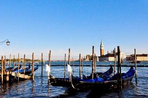 Paar venezianische Gondeln, die auf die Touristen warten foto