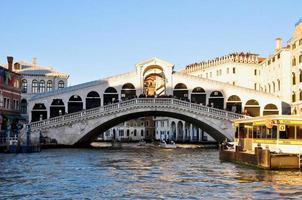 Venedig - Rialtobrücke und Canal Grande und Vaporetto foto