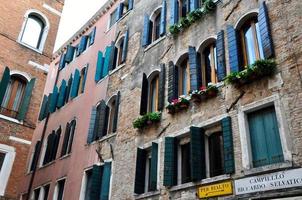 Venedig, Italien. Klassischer Venedig-Platz mit typischen Gebäuden und bunten Fenstern foto