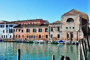 nicht touristischer teil von venedig mit leeren stillen bunten gebäuden, fenstern, straßen und booten foto