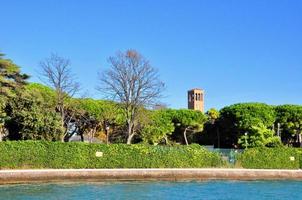 nicht touristischer teil von venedig mit leeren stillen bunten gebäuden, fenstern, straßen und booten foto