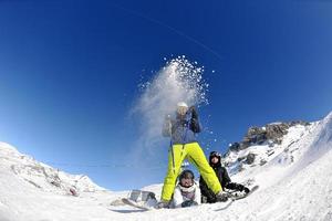 winterportrait von freunden beim skifahren foto