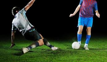 Fußballspieler im Wettbewerb um den Ball foto