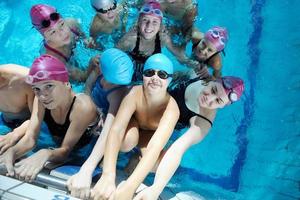 glückliche kindergruppe am schwimmbad foto