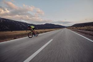 triathlon-sportler, der fahrrad fährt foto