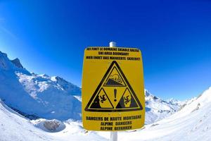 Schild im Hochgebirge unter Schnee im Winter foto