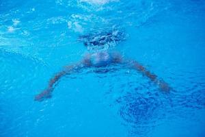 Schwimmerübung auf Hallenbad foto