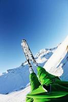 Skifahren auf Neuschnee in der Wintersaison am schönen sonnigen Tag foto