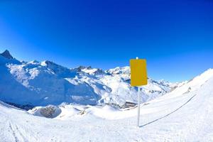 Schild im Hochgebirge unter Schnee im Winter foto